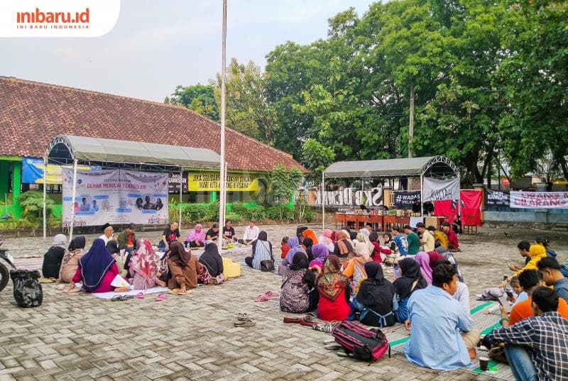 Peserta diskusi dalam Festival Keadilan meliputi masyarakat setempat, aktivis lingkungan, dan mahasiswa di&nbsp;Sanggar Halaman Belajar (SHB) Jalan Sultan Trenggono, Katonsari, Demak. (Ayu Sasmita)