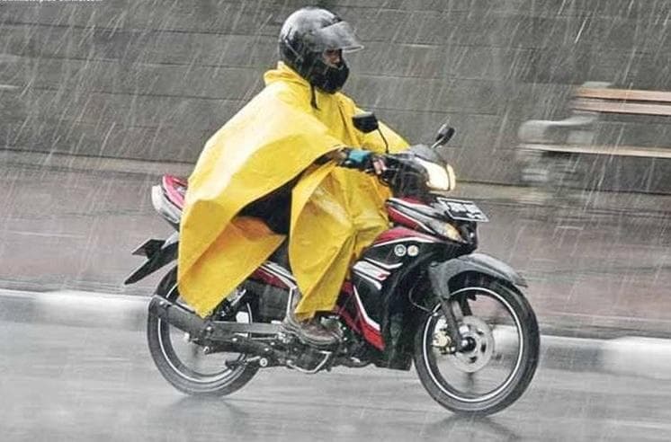 Jas hujan model ponco nggak disarankan karena berpotensi membahayakan pengendara. (Motorplus-online)