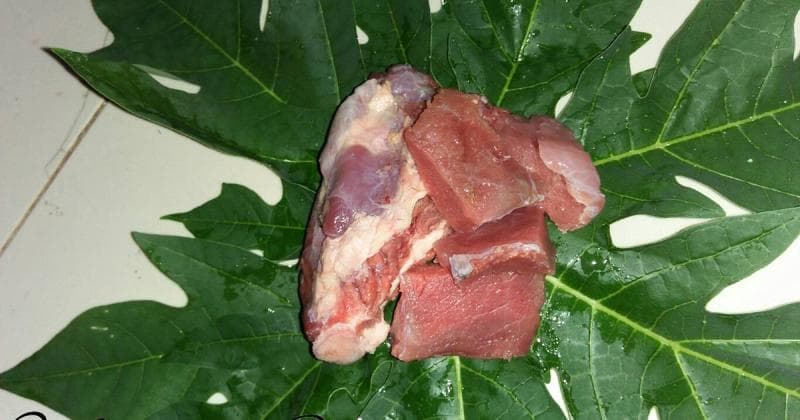 Membuat daging lunak dengan daun pepaya. (Cookpad/Murty Setiawan)