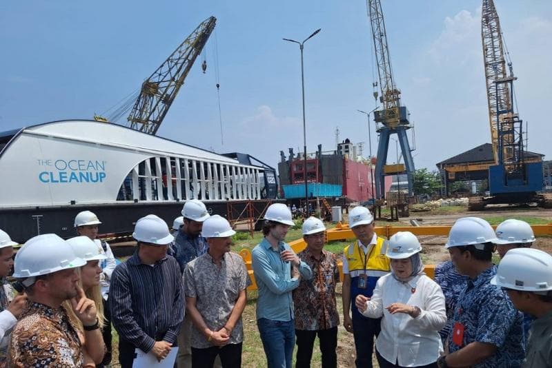 Serah terima Neon Moon II dari The Ocean CleanUp ke Pemkab Tangerang. (Dok Pemkab Tangerang)