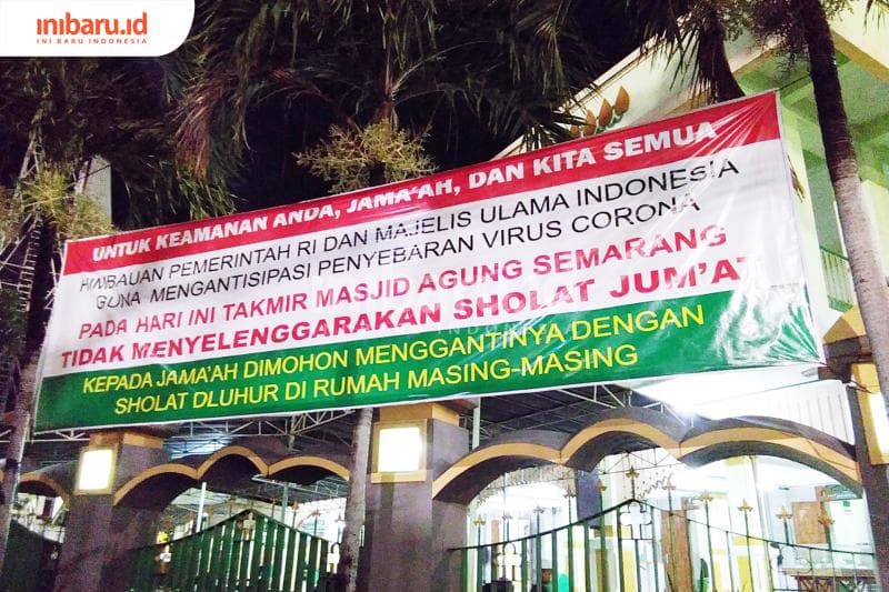 Spanduk Masjid Agung Semarang yang meminta jemaah untuk beribadah di rumah masing-masing. (Inibaru.id/ Isma Swastiningrum)