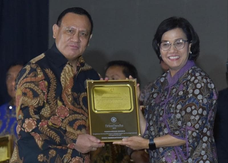 Pada Rabu (22/11/2023), Firli Bahuri menerima penghargaan dari Sri Mulyani sebelum kemudian ditetapkan jadi tersangka. (Dok Kemenkeu)