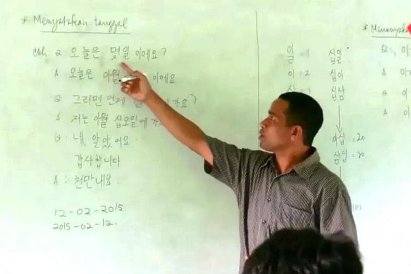 Siswa SD, SMP, SMA di Cia-Cia mempelajari Huruf Hangul untuk menunjang bahasa sehari-hari mereka. (Kompas TV)