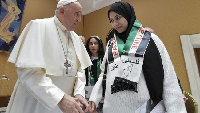 Paus Fransiskus saat menemui warga Palestina yang memiliki kerabat di Gaza. (Reuters/Dok. Vatican Media)