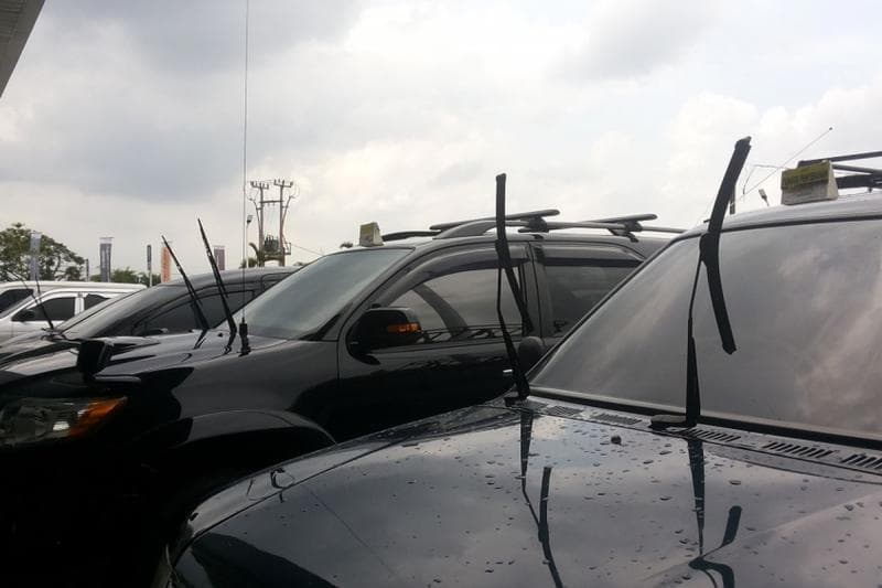 Mengangkat Wiper Mobil saat Parkir di Tempat Terbuka, Perlukah?
