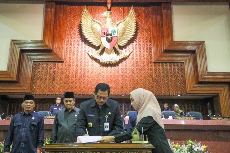 Pj Gubernur Jateng menandatangani nota kesepahaman yang berisi pemberian insentif untuk guru agama. (dok. Pemprov Jateng)