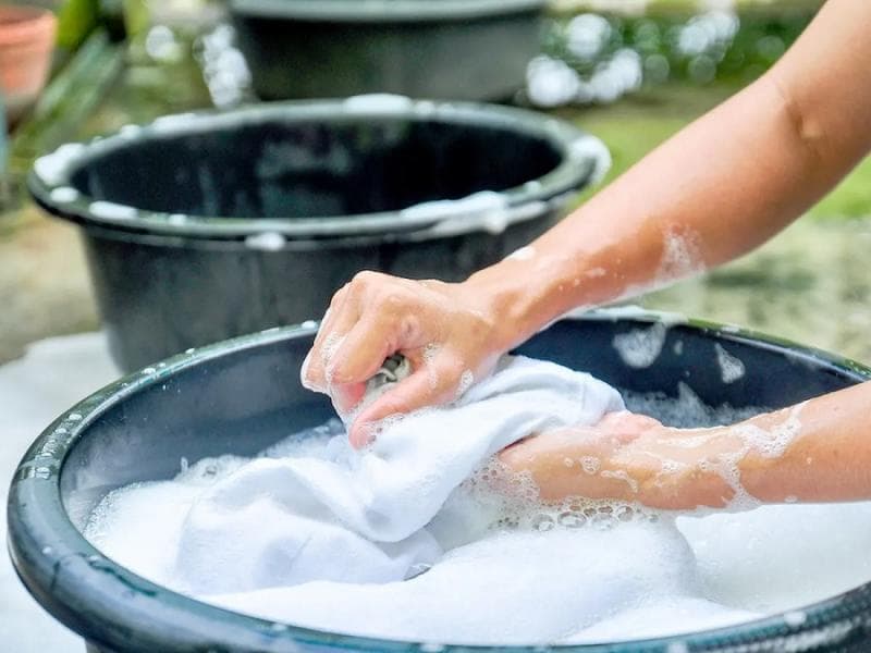 Ilustrasi: Mencuci pakaian dengan deterjen. (Shutterstock/Birdbyb-stockphoto)