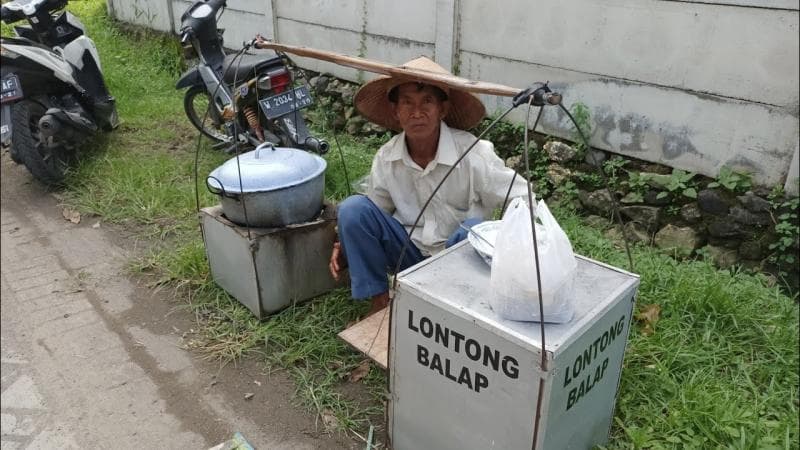 Dulu lontong balap dijual keliling dengan pikulan. (YouTube/Rafa Ahrul Channel)