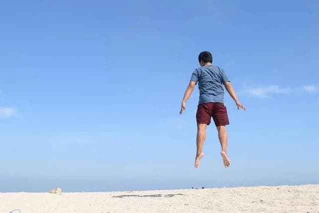 Sosok Lebah Ganteng nggak pernah menunjukkan wajah aslinya. (IG/dokter_ngesot)