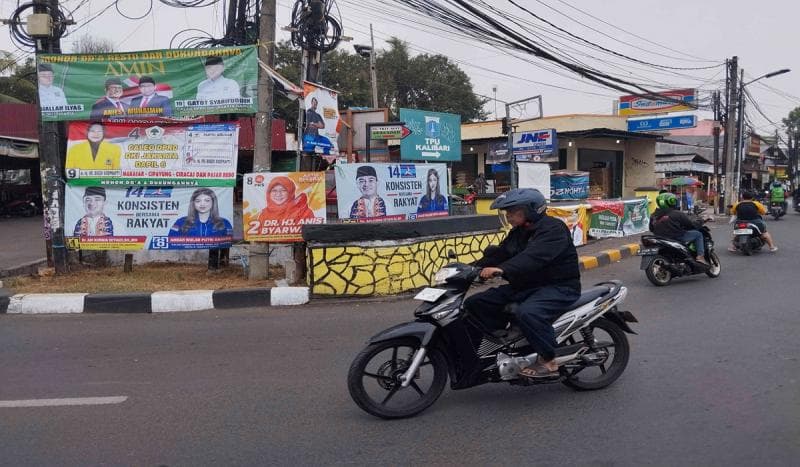 Nggak semua lokasi bisa dipasangi spanduk parpol atau capres/cawapres sembarangan. (MediaIndonesia/Adam Dwi)