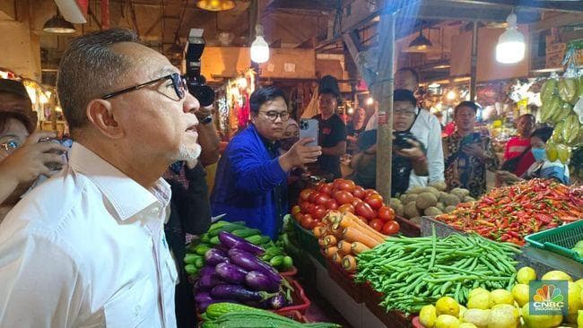 Mendag Zulkifli Hasan menjamin ketersediaan bahan pokok di pasar dan harganya terjangkau menjelang Natal dan Tahun Baru. (CNBC Indonesia/Martyasari Rizky)