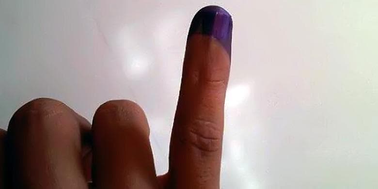Mencelupkan jari ke tinta setelah menyoblos merupakan cara yang diadopsi dari pemilu di India. (Kompas/Wardah Fajri)