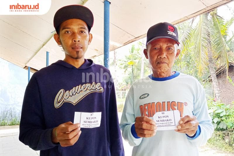 Cuma warga dengan kupon yang bisa mendapatkan paket sembako. (Inibaru.id/ Zulfa Anisah)