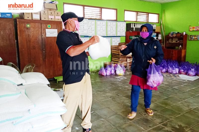Proses pembagian sembako. (Inibaru.id/ Zulfa Anisah)