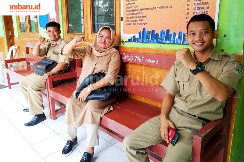 Wargiyati dan perangkat desa lain tengah memperagakan salam sehat. (Inibaru.id/ Zulfa Anisah)