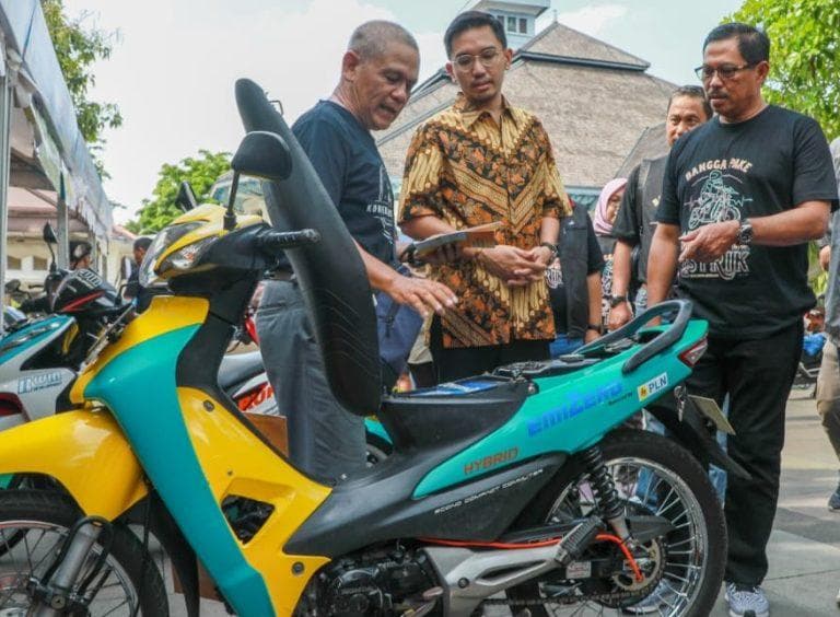 Raja Mangkunegara X Bhre Sudjiwo mengaku baru mengetahui program konversi motor BBM ke listrik. (dok. Pemprov Jateng)&nbsp;