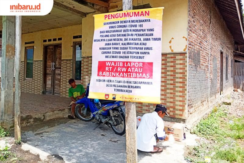 Poster pengumuman yang dipasang di berbagai sudut kampung. (Inibaru.id/ Zulfa Anisah)