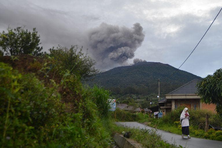 Erupsi Gunung Marapi di Sumatra Barat pada Minggu (3/12/2023). (USSFeed/Antara/Iggoy El Fitra)