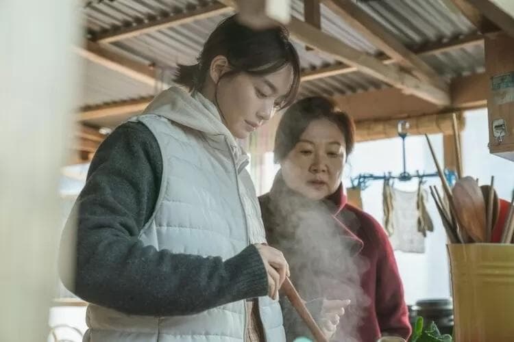 Shin Min-ah dan Kim Hae-sook di film "Our Season".&nbsp;(Showbox/Mediaplex - Storyforest)