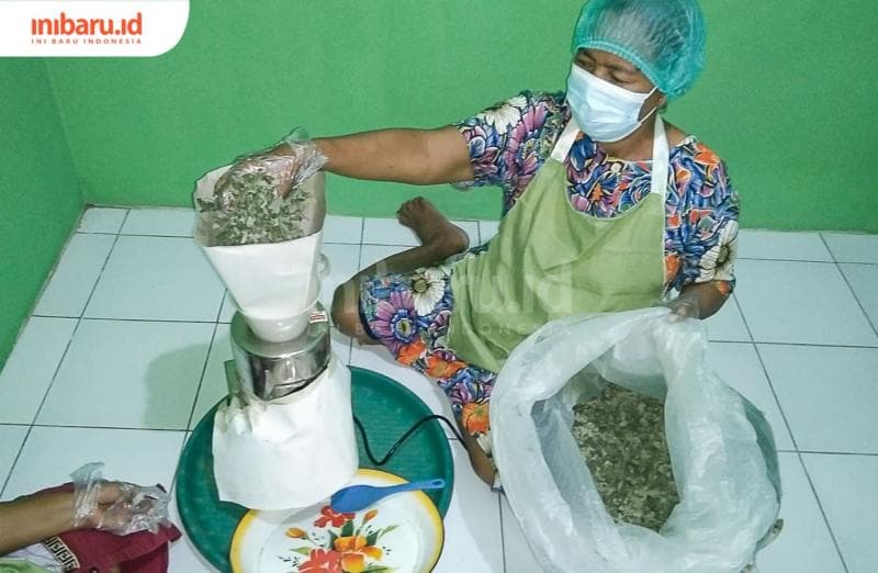 Daun-daun yang sudah dikeringkan kemudian dihaluskan menggunakan mesin penggiling.&nbsp;(Inibaru.id/ Ayu Sasmita)