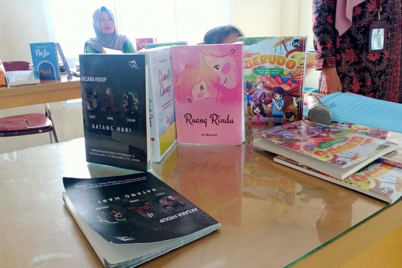 Banyak buku di Indonesia yang dianggap nggak layak mendapatkan nomor ISBN. (Antara/Riski Apriyani)