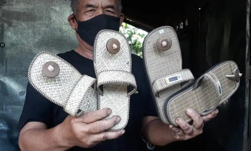 Sandal upanat bisa mencegah keausan bangunan Candi Borobudur yang kerap diinjak pengunjung. (Borobudurnews)