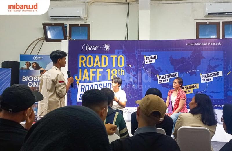 Seorang peserta sedang mengajukkan pertanyaan ke Sha Ine Febriyanti. (Inibaru.id/ Fitroh Nurikhsan)