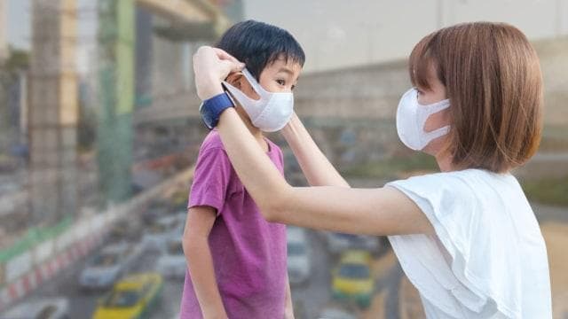 Kemenkes mengimbau masyarakat untuk kembali mengenakan masker. (Shutterstock)