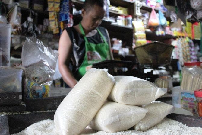 Stok gula menipis dan harganya melambung tinggi. (Radar Jombang/Wenny Rosalina)