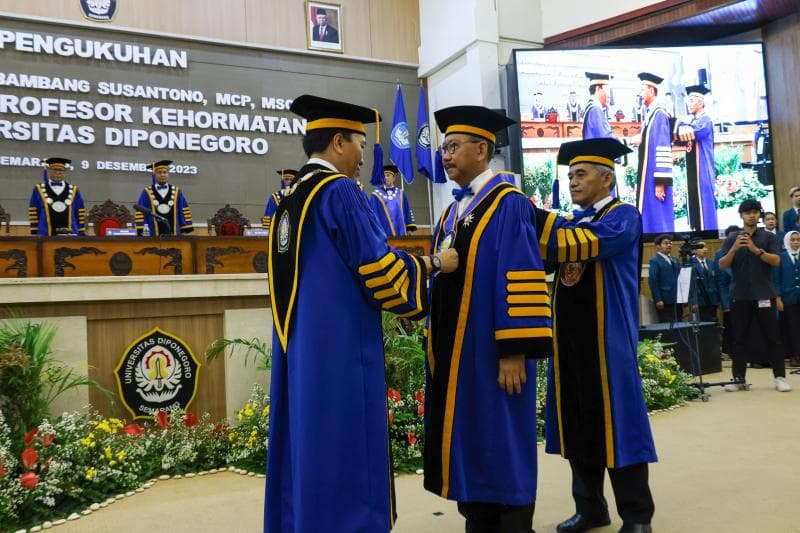 Kepala Otorita IKN, Bambang Susantono dianugerahi gelar Honoris Causa oleh Undip, Sabtu (9/12/2023). (Humas IKN)