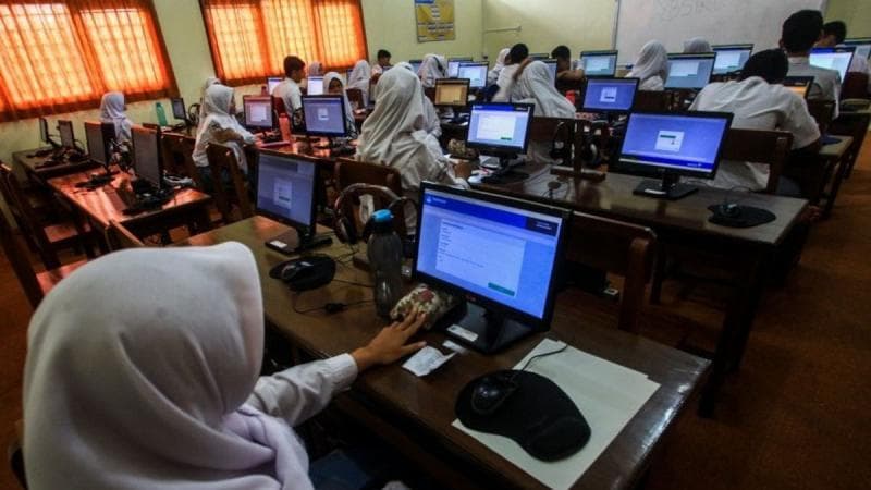 Calon mahasiswa nggak bisa asal coba-coba memakai banyak jalur untuk masuk kuliah. (Antara/Andreas FA)