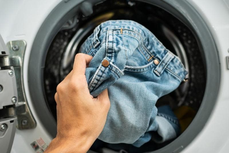 Ilustrasi: Mencuci celana jeans. (Shutterstock/Wachiwit)