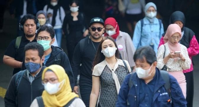 Masyarakat dihimbau untuk menerapkan protokol kesehatan, termasuk menggunakan masker saat sakit. (Grandyos Zafna)