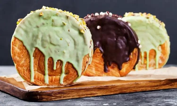 Sensasi renyah dan flaky dari pastry, plus isian yang lumer di mulut adalah magnet cromboloni. (Shutterstock/Julie208)