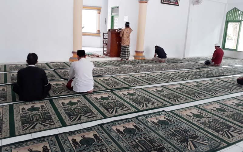 Ketika kita masuk masjid saat azan dikumandangkan, perlukah kita berdiri menunggu hingga selesai? (Islampos)