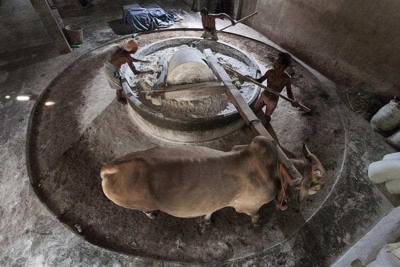 Proses pembuatan mi lethek yang masih memakai metode dan peralatan tradisional. (Wikipedia/Heru Sutimbul)