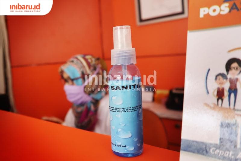 Hand sanitizer selalu disediakan bagi siapapun yang datang ke Kantor Pos Indonesia. (Inibaru.id/Gregorius Manurung)