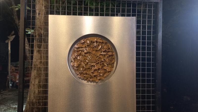 Salah satu motif ukir Jepara yang dipajang saat acara diskusi Ratu Kalinyamat di Santrendelik beberapa waktu lalu. (Inibaru.i/Fitroh Nurikhsan)