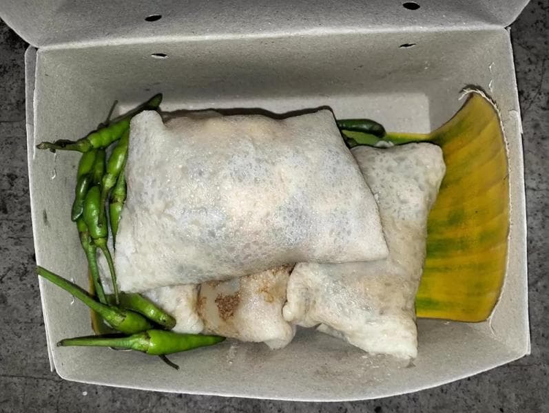 Lumpia basah Pak Elok Magelang disajikan dalam kondisi hangat. (Radarmagelang/Nofi Triyanti)