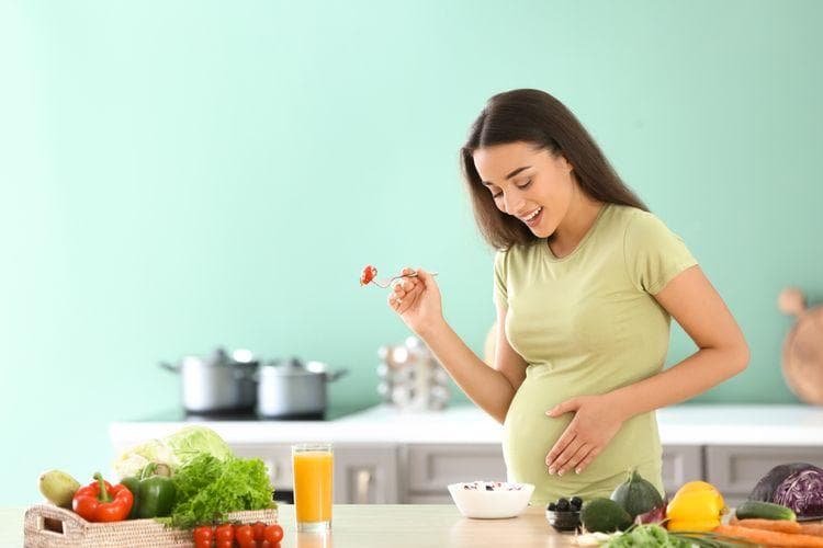 Sebelum dan selama masa kehamilan, calon ibu harus cukup gizi. (Shutterstock/Pixel-stok)