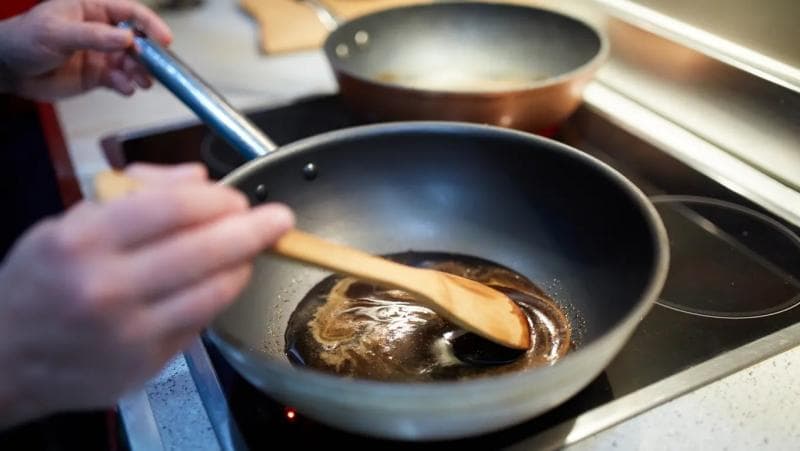 Ilustrasi: Gula yang dipanggang atau dipanaskan di atas api akan menjaadi caramel dan menghasilkan aroma yang smokey. (Shutterstock/g/xalanx)