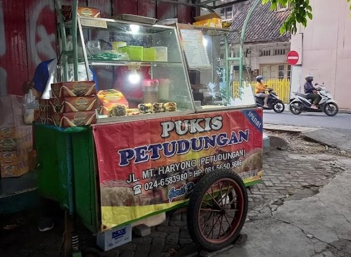 Lapak Kue Pukis Petudungan Semarang yang sederhana. (Googleuser/Nia)