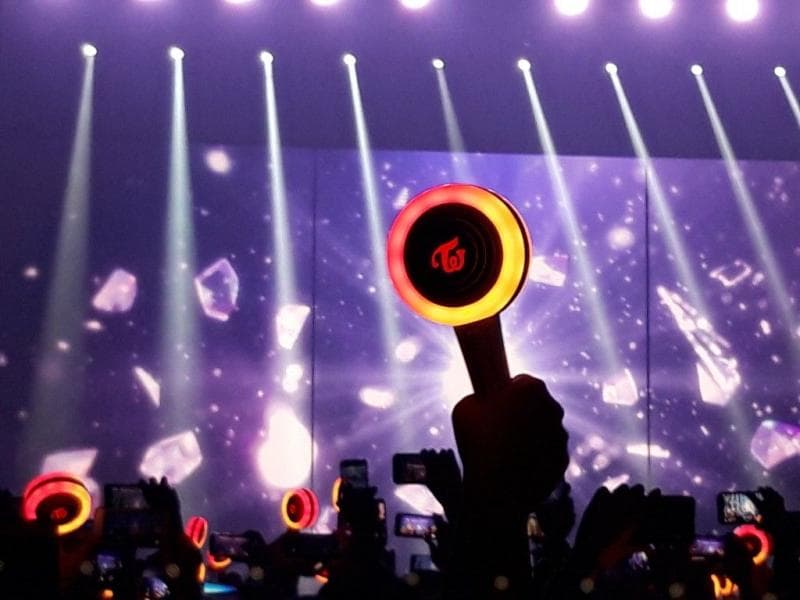 Candy bong adalah salah satu starter pack penting yang wajib kamu bawa saat nonton konser Twice. (Pinterest)