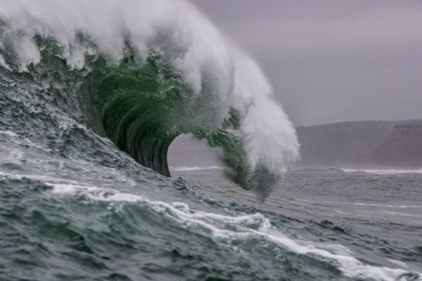 Samudera Hindia, Pasifik, dan Selat Sunda selama musim Nataru diprediksi mengalami gelombang tinggi. (Unsplash)