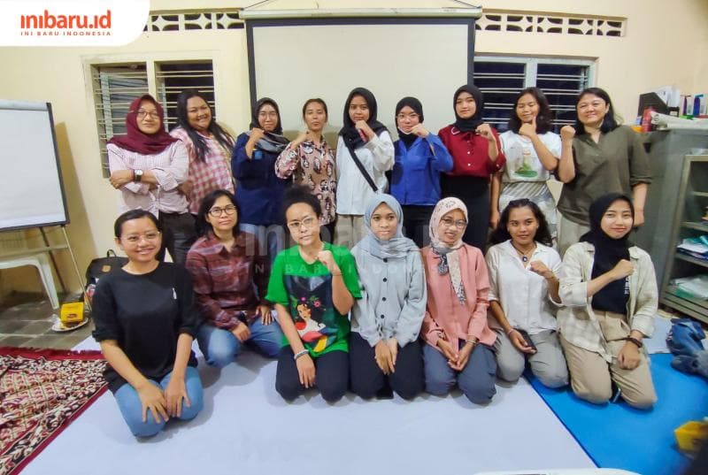 Diskusi dalam rangka kampanye 16 Hari Anti Kekerasan terhadap Perempuan di kantor sekretariat AJI Semarang, diikuti jaringan jurnalis perempuan dan lembaga pers mahasiswa. (Inibaru.id/ Ayu Sasmita)