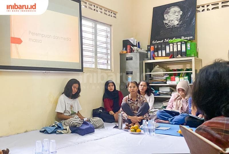 Peserta diskusi yang terdiri atas jaringan jurnalis perempuan dan lembaga pers mahasiswa menyampaikan pendapat dan berbagi pengalaman mereka saat melakukan kerja-kerja jurnalis.&nbsp;(Inibaru.id/ Ayu Sasmita)