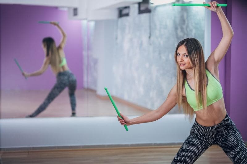 Gerakan yang ada di dalam pound fit adalah perpaduan aerobik, yoga, dan pilates. (Parapuan/Istock)