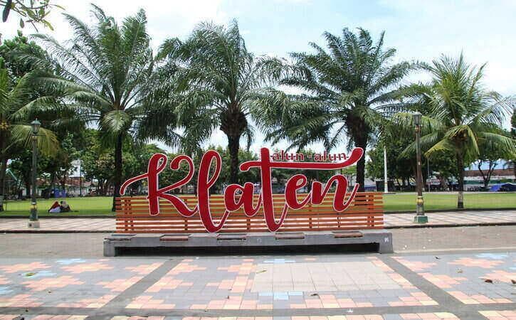 Batu keramat ini sudah ada di kompleks Alun-Alun Klaten sejak lama. (Solopos/Taufiq Sidik Prakoso)