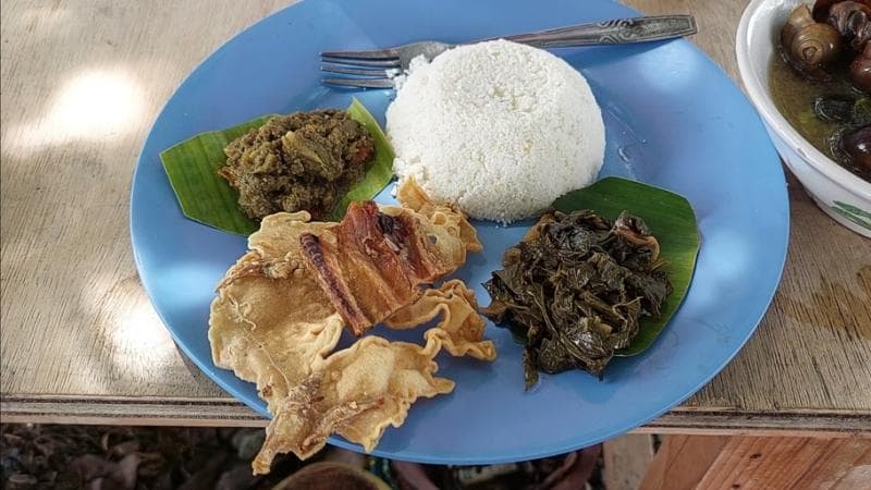 Warung Bu Sumiati menyajikan nasi jagung dan botok yuyu. (Beritasatu/Jamaah)