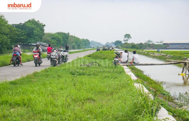 Para warga menikmati sore dengan duduk-duduk di pinggir sawah Desa Mranak, Kecamatan Demak, Kabupaten Demak.&nbsp;(Inibaru.id/ Ayu Sasmita)
